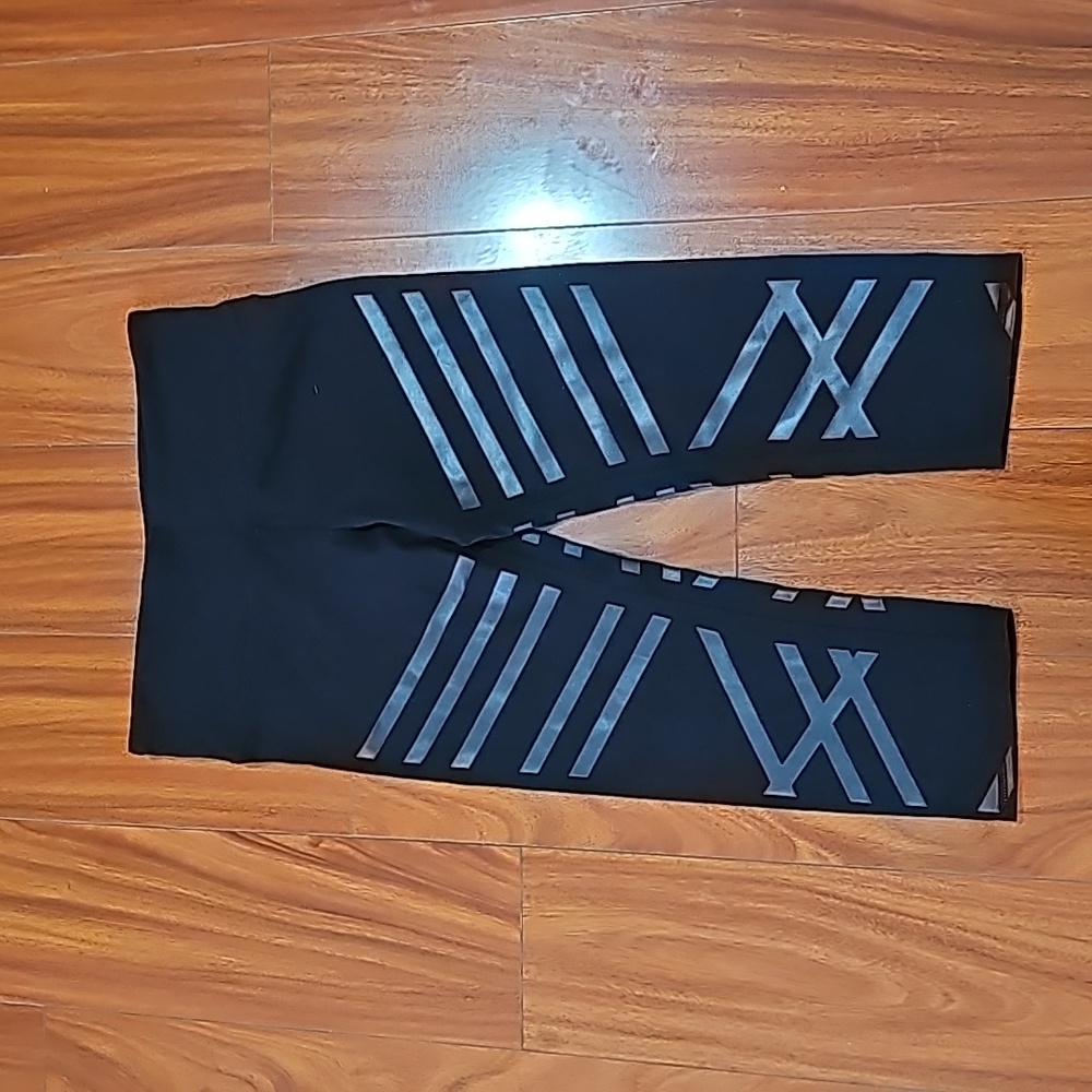 Alo Women's Yoga Cropped Capri Leggings with Leather details Sz M EUC
